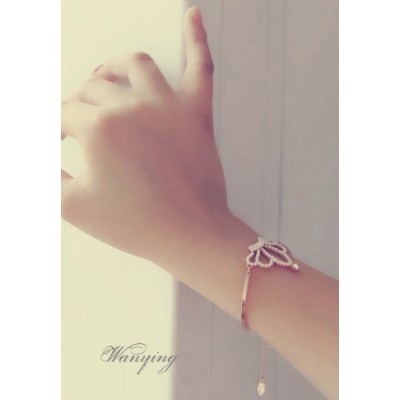 http://www.orientmoon.com/10174-thickbox/wanying-stylish-pearl-crown-bracelet.jpg
