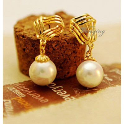 http://www.orientmoon.com/10204-thickbox/wanying-stylish-pearl-stud-earrings.jpg