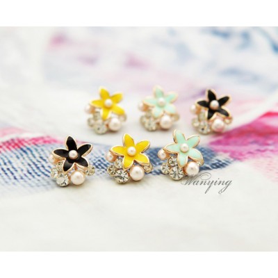 http://www.orientmoon.com/10386-thickbox/wanying-pearl-crystal-stud-earrings.jpg