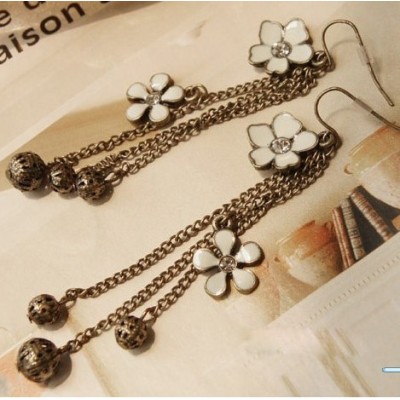 http://www.orientmoon.com/17917-thickbox/vintage-clover-tassels-earring.jpg
