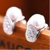 Wholesale - Korea Stylish Exquisite Diamonds Lily With Pearl Earring