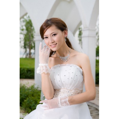 http://www.orientmoon.com/42225-thickbox/tulle-wrist-length-bridal-gloves-with-lace.jpg