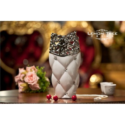 http://www.orientmoon.com/66798-thickbox/european-style-ceramic-flower-vase-pattern-family-artware.jpg