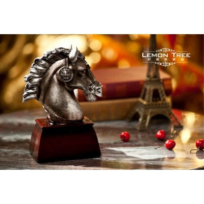 http://www.orientmoon.com/66815-thickbox/vintage-resin-horse-head-pattern-family-artware.jpg