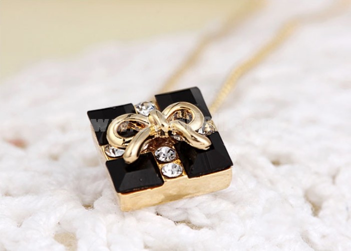 Exquisite Square Bowknot Pattern 18K Gold Plating Ear Stud