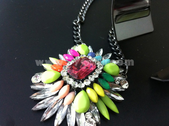 Exaggerate Luxurious Shiny Color Alloy with Resin/Rhinestone Jewelry Set (Choker and Bangle)